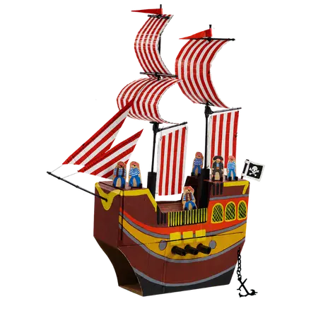 Navio pirata feito de caixa de papelão com mastros e velas